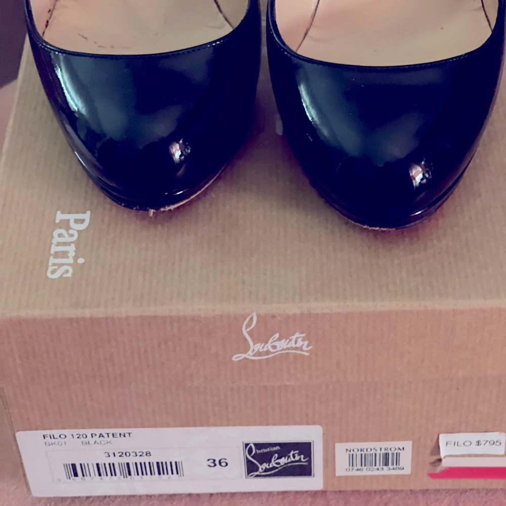 Selling these beautiful CL heels 👠 👠